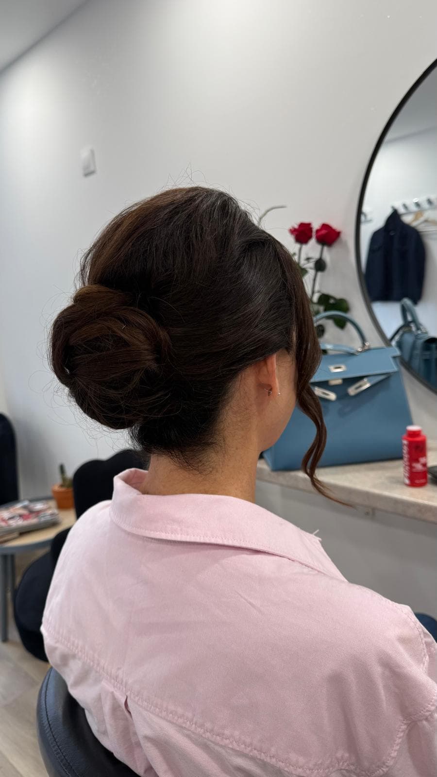 Chignon bas travaillé réalisé au salon SSA Coiffure à Chêne-Bougeries