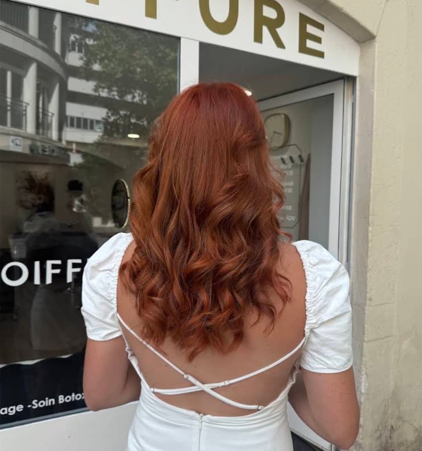 Couleur cuivrée vibrante et ondulations, coiffure à Chêne-Bougeries